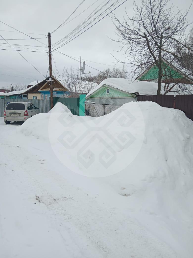 Тактор с проезжей части скидывает снег около дома. | Народный Контроль  Чувашской Республики